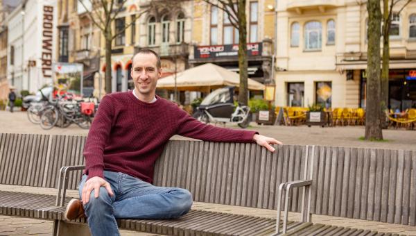 Robin Tonniau op een bankje