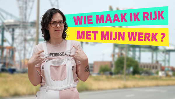 Lilo van Fakto wijst naar zichzelf en kijkt verbaasd.  De achtergrond is de haven van Antwerpen.