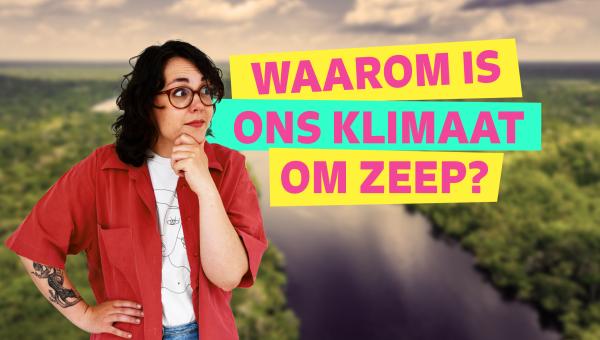 Lilo kijkt in de verte, een beetje geschokt. Ze heeft haar hand op haar kin alsof ze nadenkt. In de achtergrond zie je een grijze lucht en een bos met een rivier.