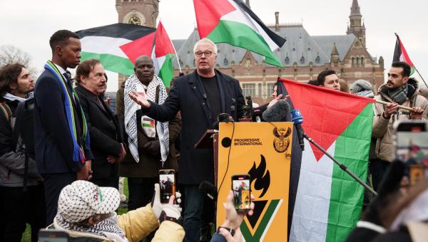 Peter Mertens spreekt in Den Haag, bij de hoorzitting van de genocideklacht van Zuid-Afrika tegen Israël