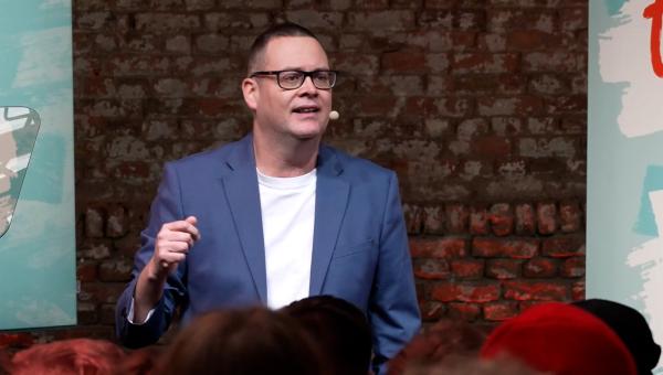 Raoul Hedebouw tijdens zijn toespraak op de nieuwjaarsreceptie van de PVDA begin 2024.