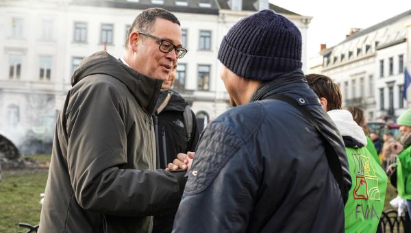 Raoul Hedebouw salue un agriculteur lors d'une manifestation.