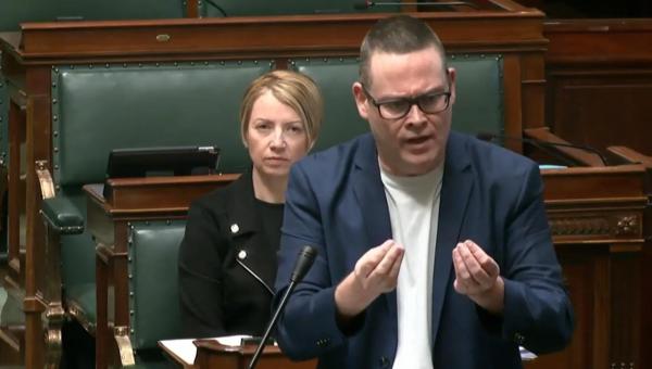 Raoul Hedebouw intervient à la Chambre.