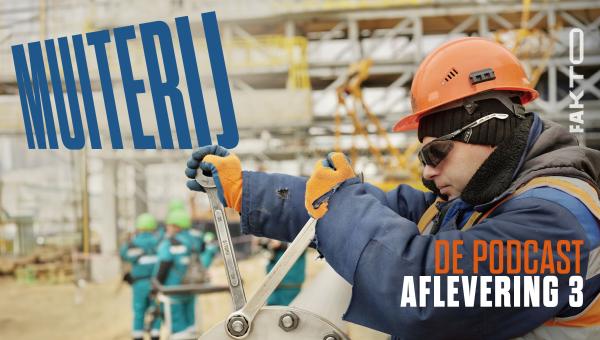 Een man werkt in een fabriek. Op de foto staat de tekst: Muiterij de podcast, aflevering 3. 