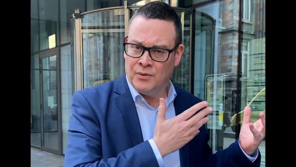 Raoul Hedebouw bij het verlaten van de Kamercommissie Sociale Zaken