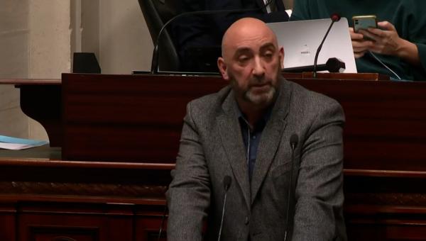 Gaby Colebunders op het spreekgestoelte van de Kamer