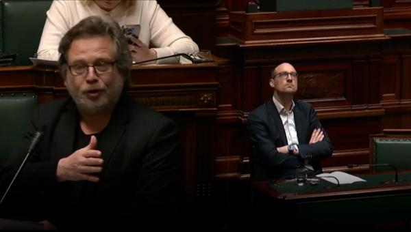 Beeld van Marco Van Hees en minister Van Peteghem in de Kamer