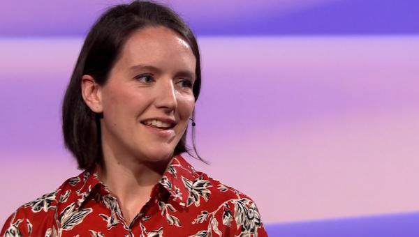 Natalie Eggermont in de studio van De Zevende Dag