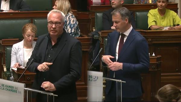 Peter Mertens en Alexander De Croo in de Kamer.