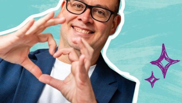 Raoul Hedebouw maakt een hartje met zijn handen