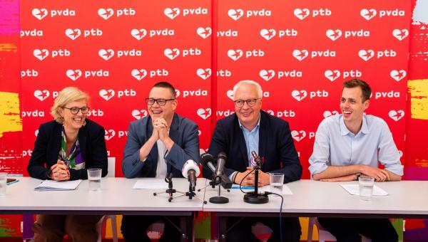 Sofie Merckx, Raoul Hedebouw, Peter Mertens et Jos D'Haese.