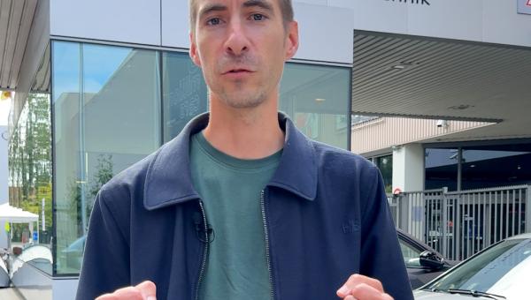 Robin Tonniau voor de Audi-fabriek in Brussel