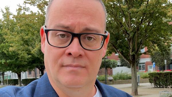 Raoul Hedebouw kijkt van dichtbij in de lens van de camera