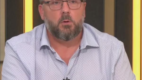 Raf Van Gestel in de studio van Vlaams Parlement TV