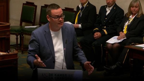Raoul Hedebouw intervient à la Chambre.