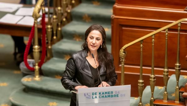 PVDA-volksvertegenwoordiger Ayse Yigit in de Kamer.