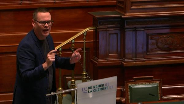Raoul Hedebouw intervient à la Chambre.
