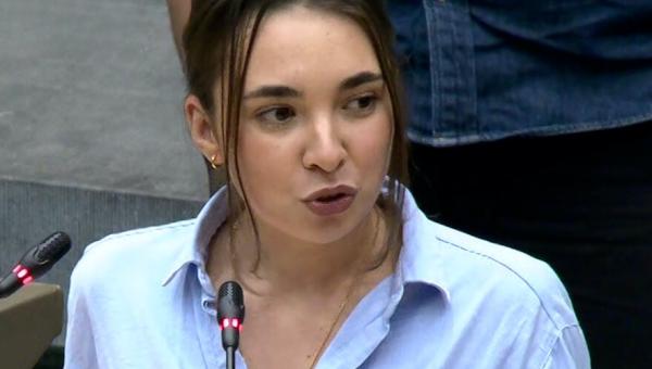 Amina Vandenheuvel tijdens haar tussenkomst in het Vlaams parlement