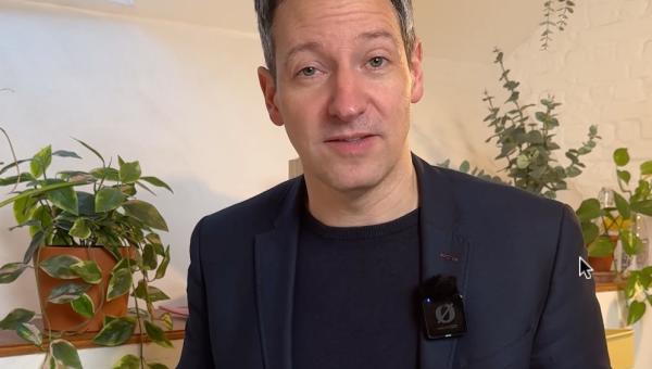 Kim De Witte richt zich tot de camera