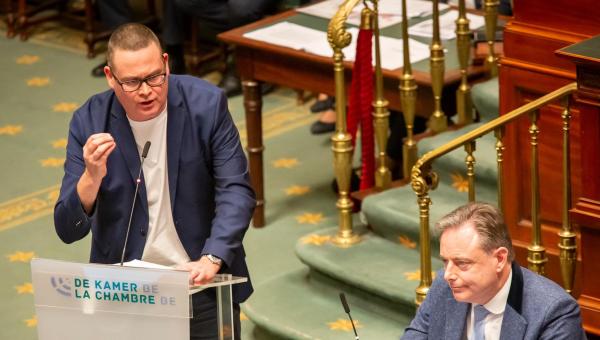 Raoul Hedebouw face à Bart De Wever à la Chambre