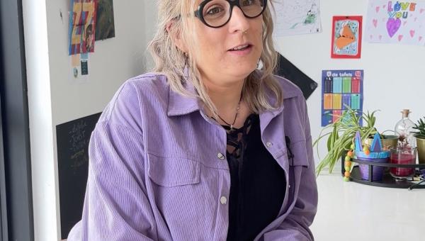 Beeld van Charline tijdens de opname van haar getuigenis