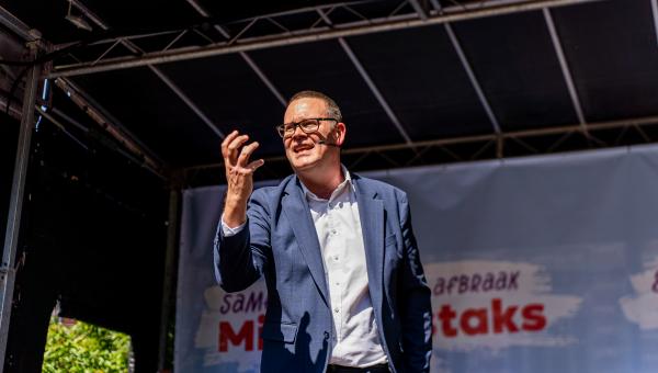 Raoul Hedebouw sur scène pendant son discours du 1er mai 2025