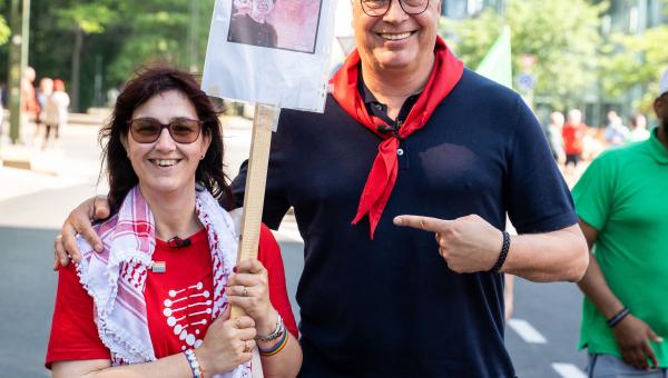 Aangrijpend gesprek tussen Peter Mertens en Sabrina, delegee in de logistiek in de haven, over waarom zij vandaag op straat kwam.
