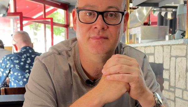 Raoul Hedebouw assis dans un bar