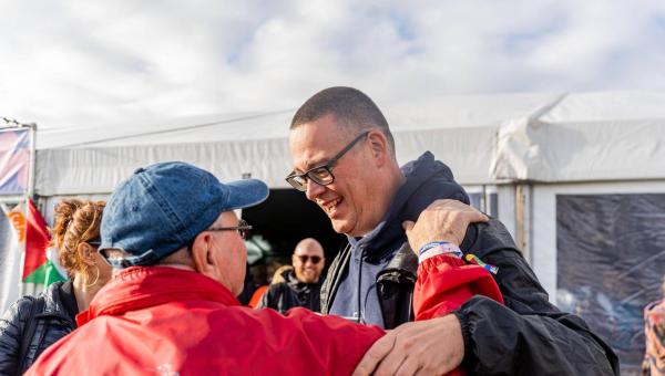Raoul Hedebouw fait une accolade à quelqu'un à ManiFiesta