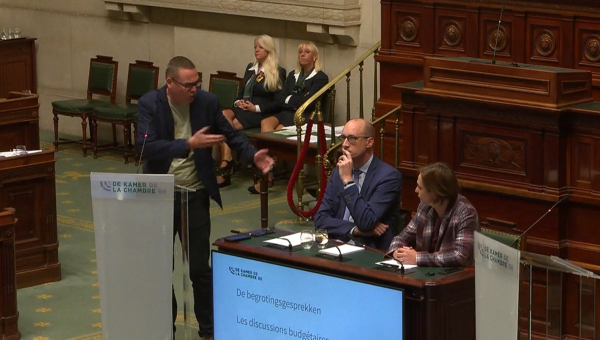 Raoul Hedebouw tijdens zijn tussenkomst in de Kamer, tegenover minister van Begroting Van Peteghem