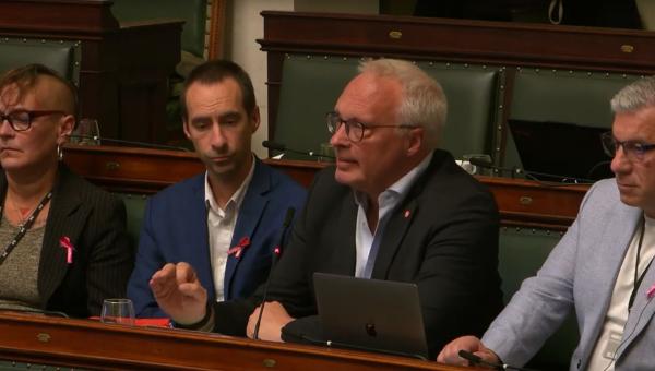 Peter Mertens intervient à la Chambre.