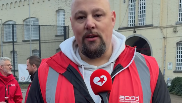 Cipier Mario tijdens in gesprek met de cameraploeg van de PVDA