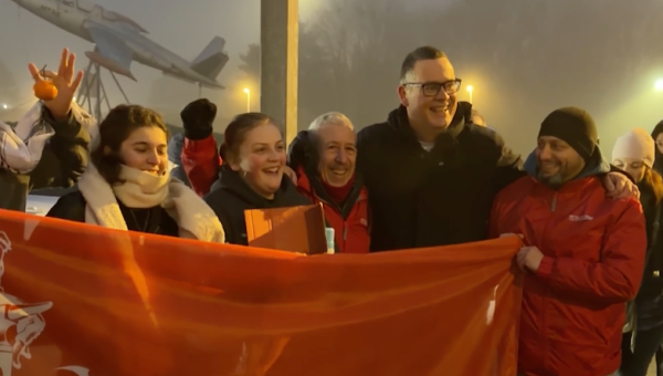 Raoul Hedebouw omringd door stakende werknemers aan een piket in Luik tijdens de algemene staking van 26 november 2025