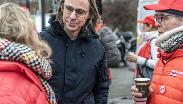 Benjamin Pestieau in gesprek met actievoerders op de provinciale actiedag in Brussel op 12 februari