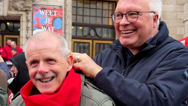 Peter Mertens met een arbeider tijdens de actiedag in Antwerpen op 10 februari 2026