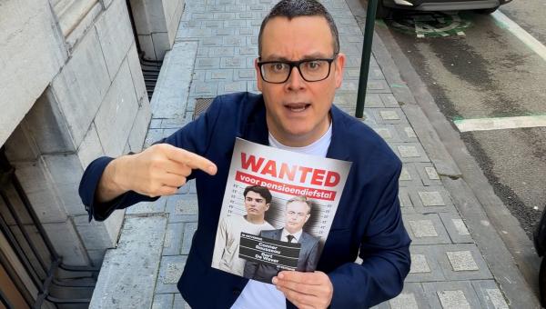 Raoul Hedebouw houdt op straat een Wanted-poster vast met de gezichten van Conner Rousseau en Bart De Wever. 