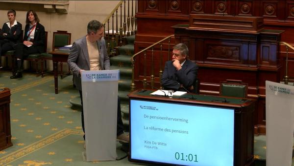 Kim De Witte face à Jan Jambon au Parlement