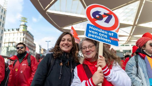 Line De Witte met Peggy, die een bord met het nummer 67 en een streep erdoor draagt