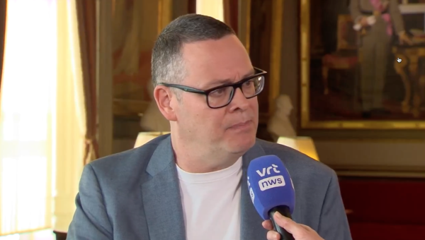 Raoul Hedebouw voor de microfoon van Villa Politica