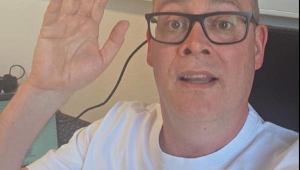 Raoul Hedebouw assis à son bureau