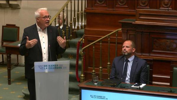 Peter Mertens tijdens zijn tussenkomst in de Kamer, met naast zich Theo Francken