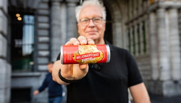 Peter Mertens houdt een blikje 'Miljonairstaks' voor de lens van de camera