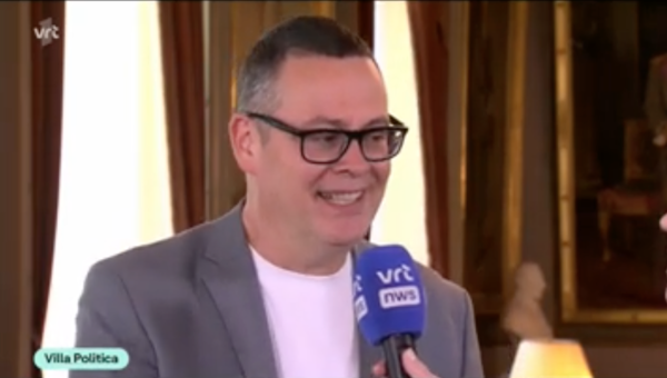 Raoul Hedebouw voor de microfoon van Villa Politica